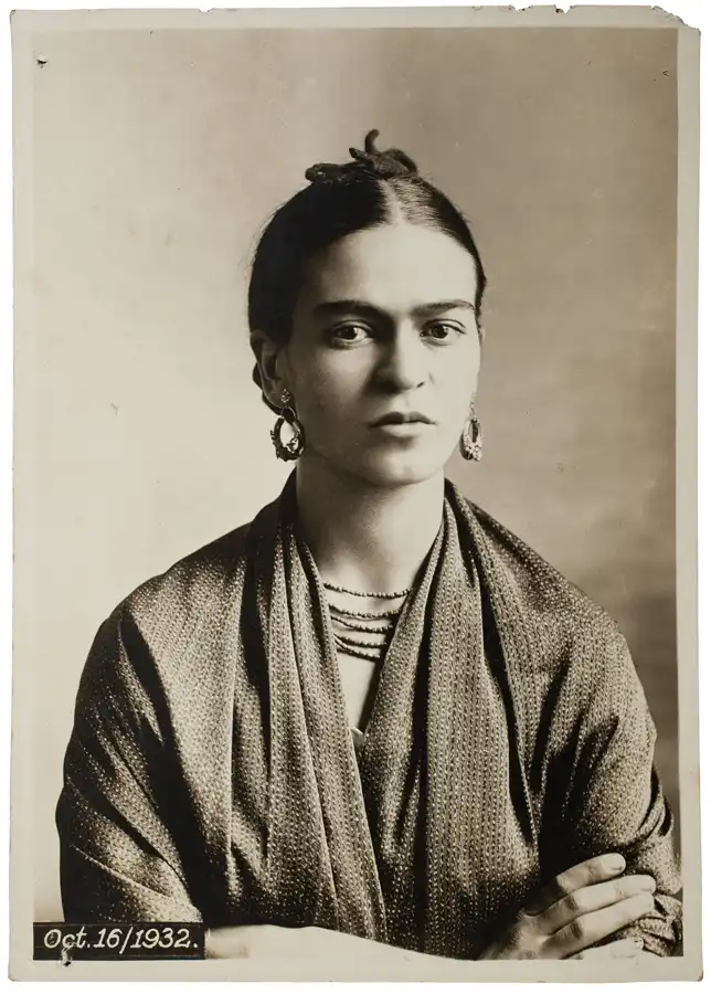 Frida Kahlo, fotografiert von Guillermo Kahlo, 1932.
Frida Kahlo & Diego Rivera Archives, Bank of Mexico, Fiduciary in the Diego Rivera and Frida Kahlo Museum Trust